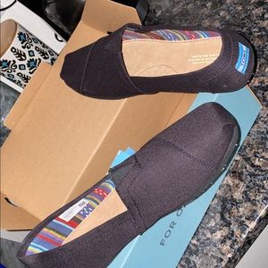 BRAND NEW Toms black on black